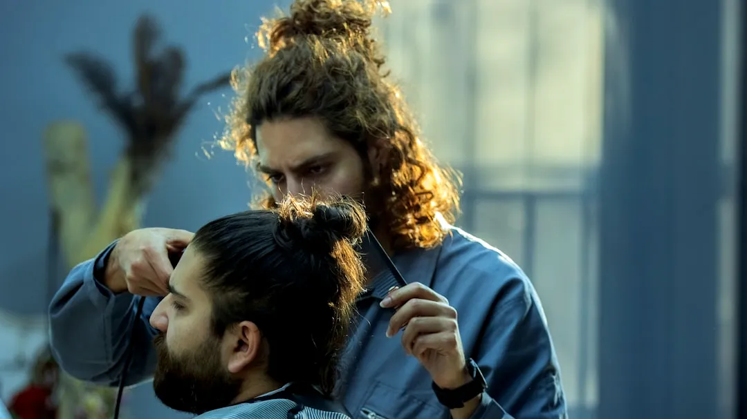 “How Shifting Trends in Curly Hair Care Challenge Men’s Grooming Norms”